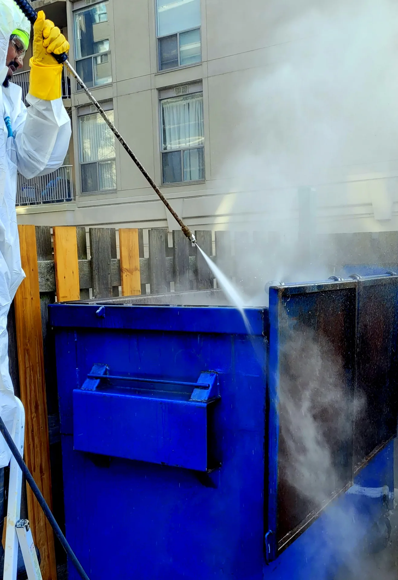 Commercial gabage bin steam cleaning and sanitizing service